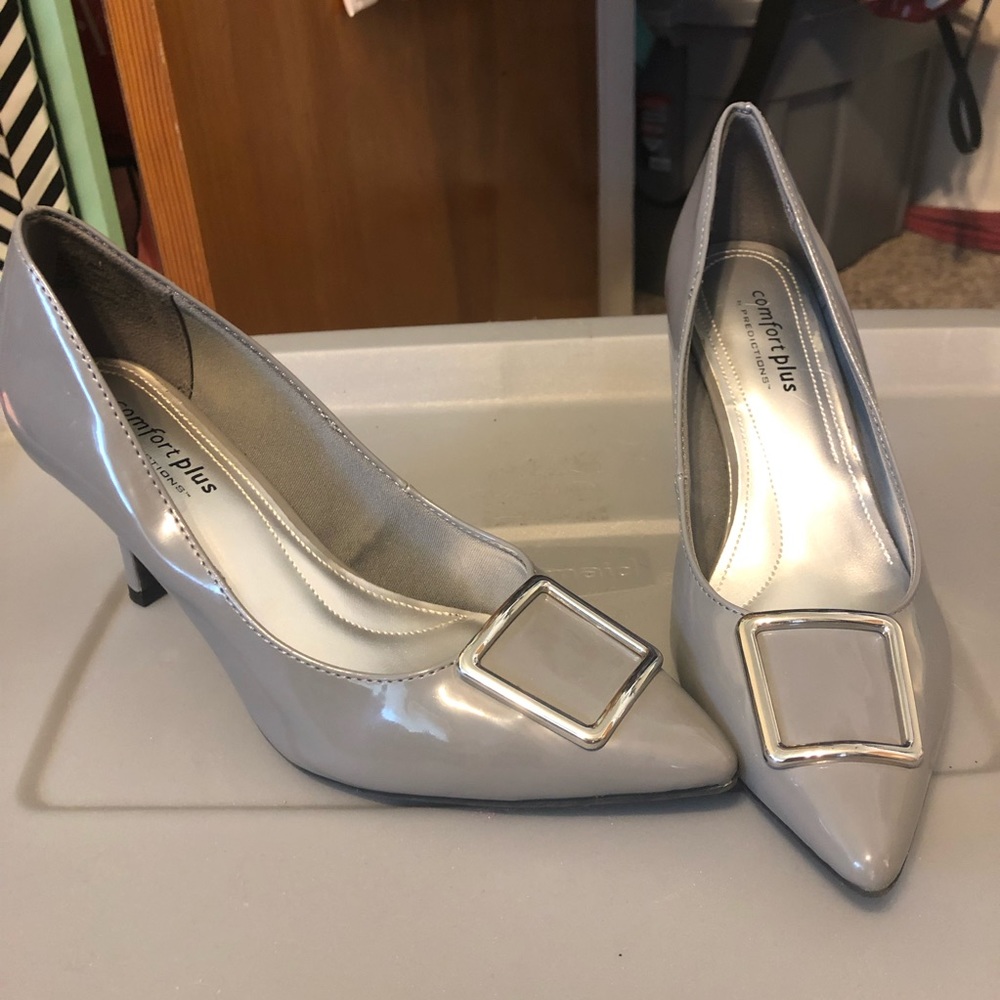 Gray patent leather short heels with buckle